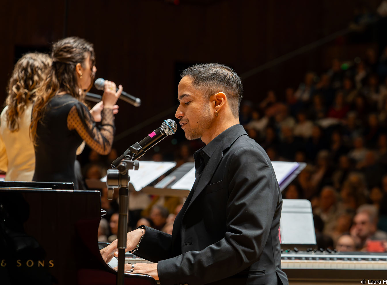 Pianista in primo piano che suona durante un concerto