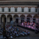 Chiostro di sera con orchestra che suona sul palco