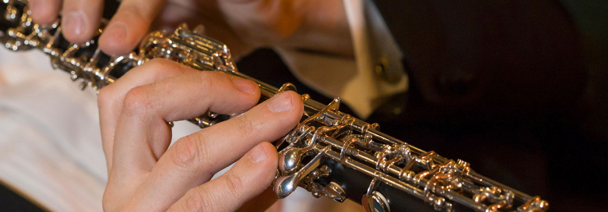 Musicista che suona l'oboe