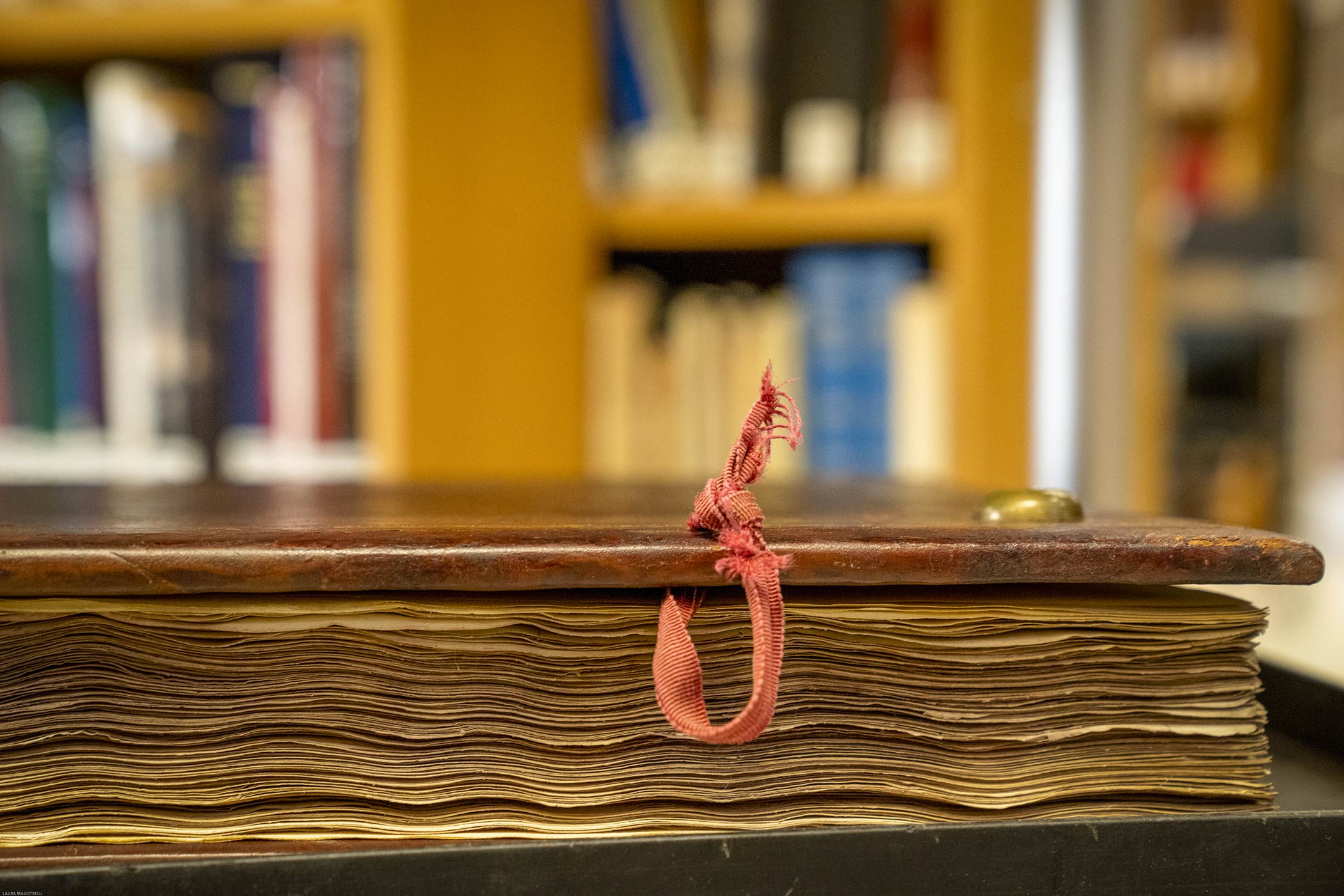 la-mission Particolare di un libro antico con laccio ad anello per l'apertura