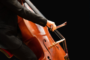 Musicista che suona il violoncello
